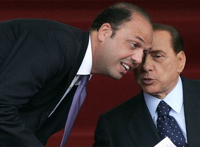 Berlusconi (sentado) habla con el ministro de Justicia italiano, Angelino Alfano, el pasado junio en Roma.