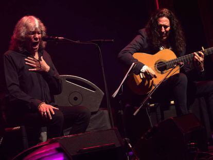 José Mercé, acompañado a la guitarra Tomatito, ayer en el Circo Price de Madrid.