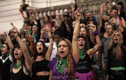 Un grupo de mujeres cantan 'Un violador en tu camino' en Río de Janeiro, Brasil.