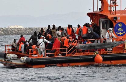 Llegada al puerto de Almería de los 47 hombres y 10 mujeres que han sido rescatados hoy por Salvamento Marítimo de una patera localizada en el mar de Alborán.