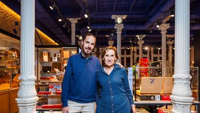 Víctor Juárez, CEO de Craftelier, y Ana Pizarro, su madre, la que inició el comercio hace 40 años, en Hartem, la tienda de bellas artes que acaban de inaugurar en el centro de Madrid.
