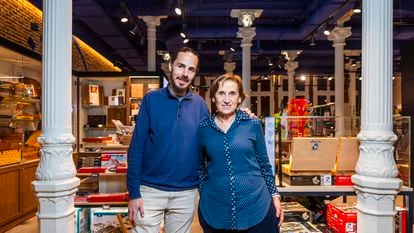 Víctor Juárez, CEO de Craftelier, y Ana Pizarro, su madre, la que inició el comercio hace 40 años, en Hartem, la tienda de bellas artes que acaban de inaugurar en el centro de Madrid.