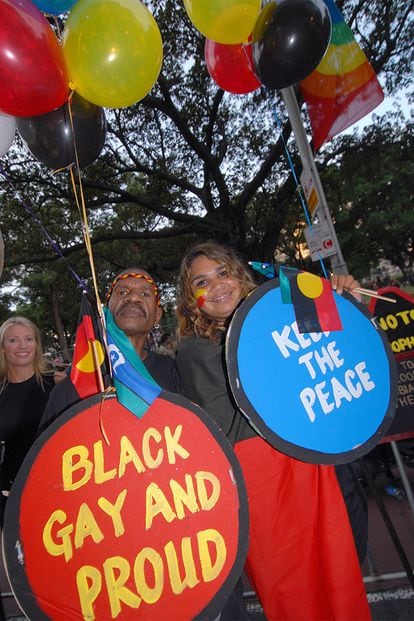 Esta imagen fue tomada en Sidney en 2004. Unas 500.000 personas salieron a las calles para sumarse a la lucha por los derechos LGTB. "Orgulloso de ser negro y gay", reza la pancarta roja acompañada por la bandera de los aborígenes de Australia.
