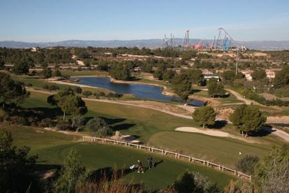 Terrenos donde esta previsto la implantaci&oacute;n de Bcn World, con Port Aventura al fondo