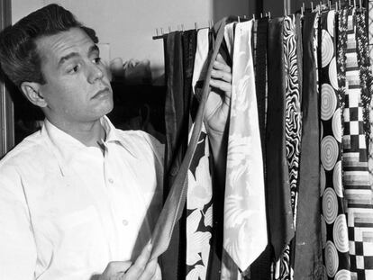 El actor Desi Arnaz eligiendo una corbata (fotografía de Hulton Archive). GETTY IMAGES.