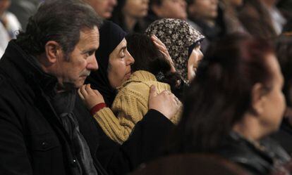 Familiares de las víctimas durante el funeral de Estado en la catedral de La Almudena, el primer acto de homenaje de los que se celebrarán durante toda la jornada en la capital con motivo del décimo aniversario de los atentados del 11M.