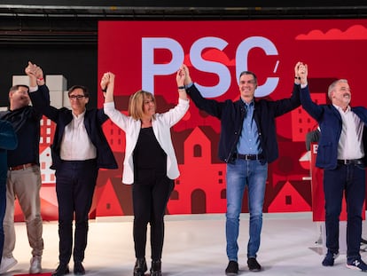 De izquierda a derecha, Salvador Illa (líder del PSC), Núria Marín, alcaldesa de L’Hospitalet; el presidente Pedro Sánchez y el alcaldable socialista por Barcelona, Jaume Collboni.