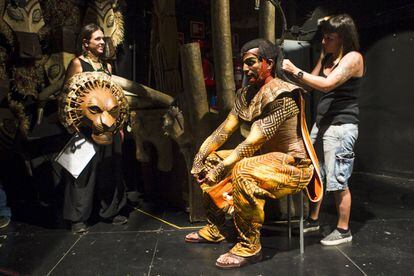 Útimos retoques al elaborado vestuario de David Comrie, actor panameño que encarna a Mufasa desde el estreno en Madrid. Su máscara, como las del resto de leones protagonistas, está realizada con plumas de pavo real deshidratadas y tintadas.