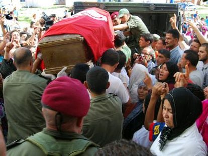 Soldados llevan el ataúd de uno de los fallecidos en Kasserine este martes.