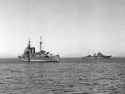 En 1961, poco antes de su retirada. los buques 'Almirante Cervera' y 'Galicia' participan en maniobras navales en aguas de Mallorca.