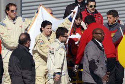 Fernando Alonso, trasladado al hospital en camilla