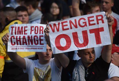 Seguidores del Arsenal con pancartas en contra de Wenger.