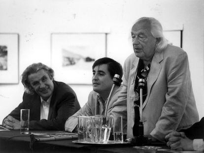 José Monleón (a la izquierda) y Luis García Montero (en el centro) escuchan a Rafael Alberti recitar de memoria el prólogo de 'La pájara pinta', en la presentación de un libro de Monleón sobre la obra teatral de Alberti, en una imagen sin datar.