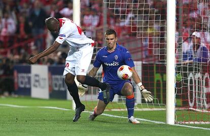 M'Bia marca de tacón, en fuera de juego, el primer gol del Sevilla.