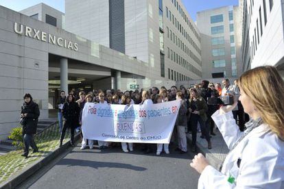 Manifestaci&oacute;n de personal sanitario del hospital de Ourense, ayer frente a las instalaciones del centro