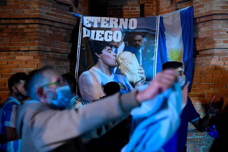 Seguidores de Maradona, este jueves en en Barcelona ante una bandera argentina y una pancarta con el lema de "Eterno Diego".