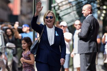 La candidata demócrata a la presidencia de los Estados Unidos, Hillary Clinton, saluda la prensa a la salida del apartamento de su hija, en Nueva York, tras sufrir un mareo.