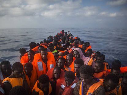 Decenas de migrantes en aguas del Mediterr&aacute;neo el 28 de julio. 
