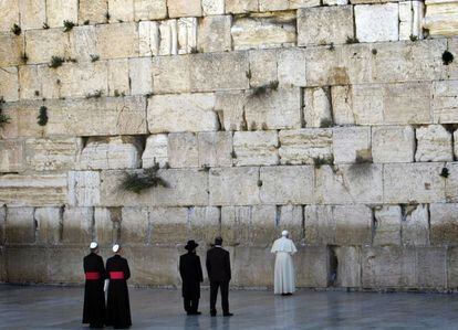 Visita a Jerusalén en mayo de 2009. En la imagen, el Papa ante el muro de las lamentaciones, el lugar sagrado más importante para los judíos