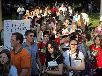 Una multitud aguarda para firmar ejemplares del autor Carlos Ruiz Zafón, ayer en la Feria del Libro de Madrid.