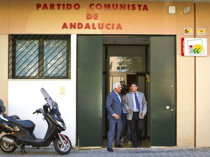 Santiago Herrrero y Diego Valderas, en la puerta de la sede de IU.