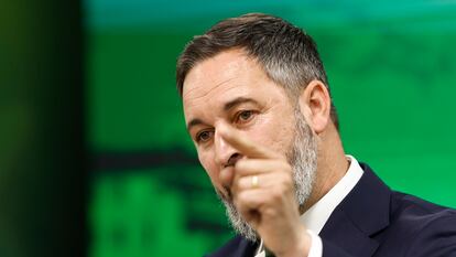 El líder de Vox, Santiago Abascal, durante la rueda de prensa celebrada este lunes en la sede de su partido.
