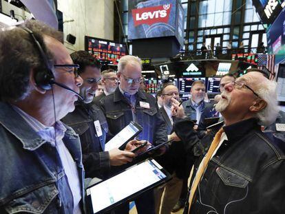  Operadores de Bolsa con prendas de Levi’s, este jueves.