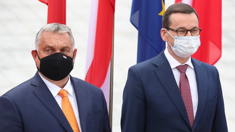 El primer ministro húngaro, Viktor Orbán, a la izquierda, con su homólogo polaco, Mateusz Morawiecki, en Polonia, en septiembre de 2020.