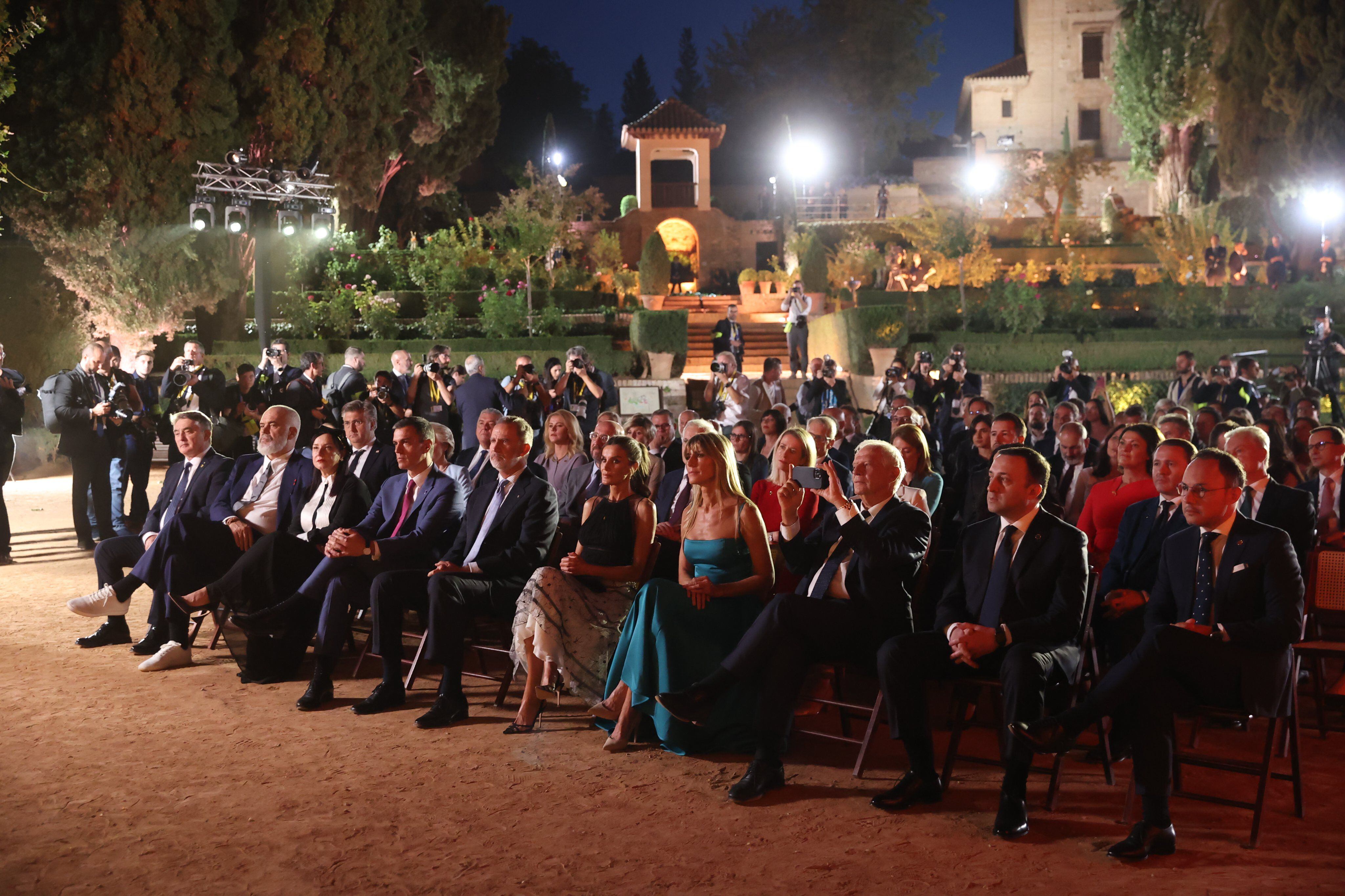 Los Reyes asisten, junto a los Jefes de Estado y de Gobierno de la Cumbre de la Comunidad Política Europea, a un espectáculo de flamenco en los jardines del Partal (La Alhambra), en una imagen de la Casa de S.M. el Rey