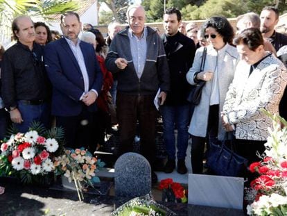 Jose Luis Ábalos, tercero por la izquierda, durante la visita que ha realizado al cementerio de Paterna.