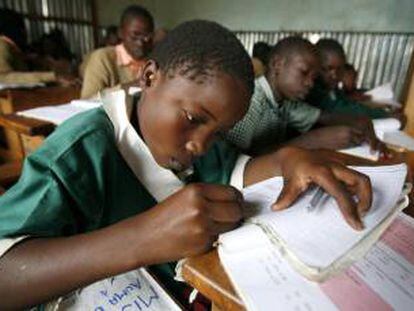 Alumnos en clase en Nairobi (Kenia), en el marco de un programa de alimentos de la ONU.
