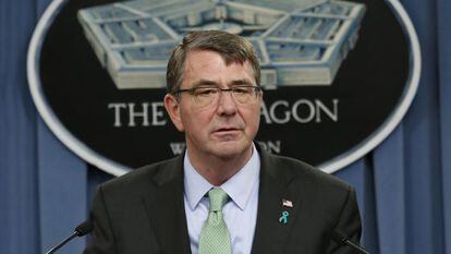 El secretario de Defensa estadounidense, Ash Carter, anuncia la operación contra un líder del EI.