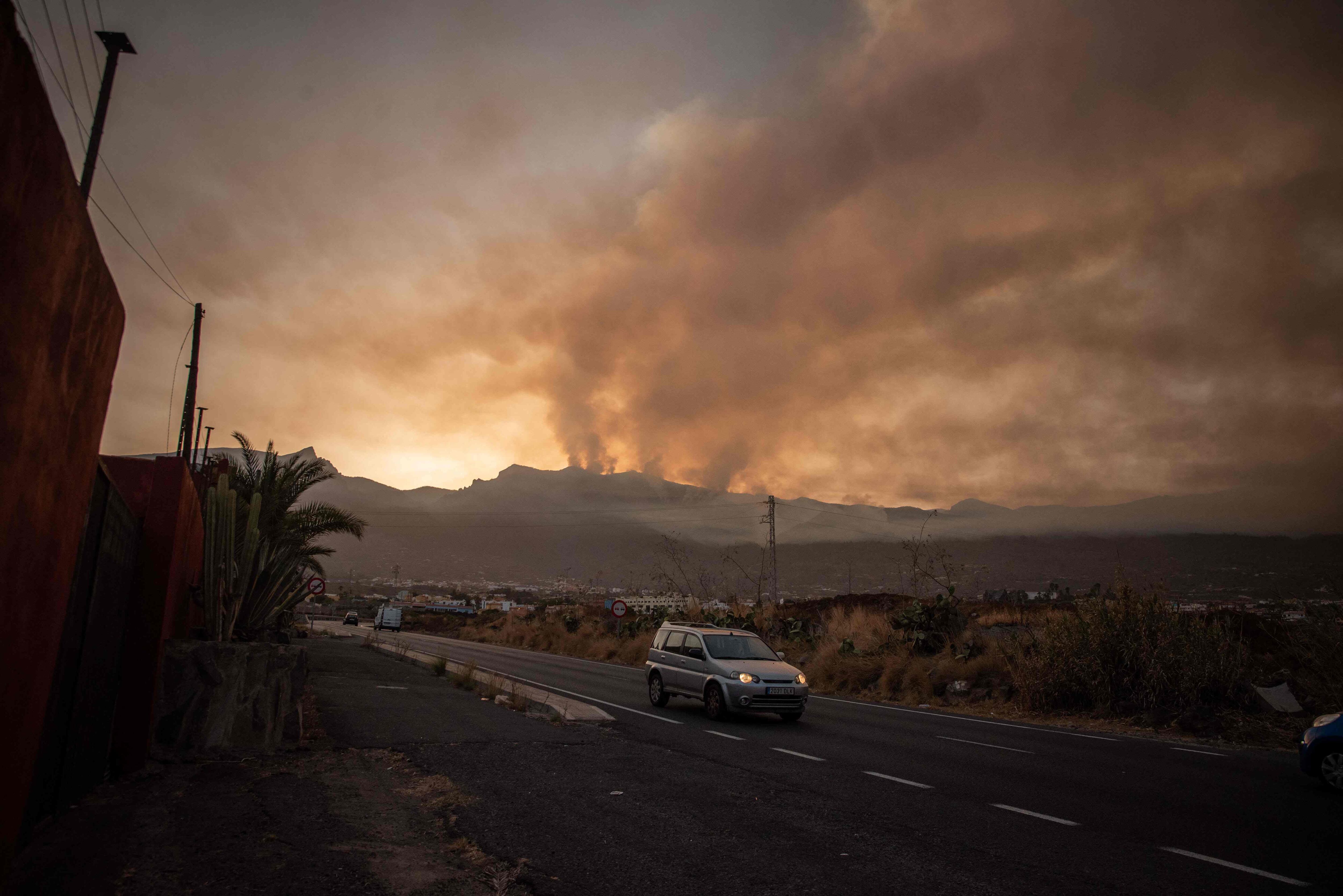Columna de humo del incendio, en una imagen tomada desde la ciudad tinerfeña de Arafo, el miércoles. 