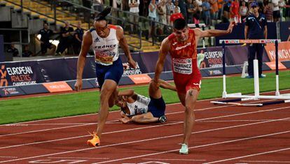 Asier Martínez y Pascal Martinot-Lagarde a punto de cruzar la meta en la final del 110m vallas este miércoles en los Europeos de Atletismo.