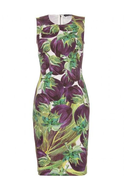 Dolce & Gabbana consigue que las verduras y hortalizas sean bonitas. Como este vestido recto con print de berenjenas (595 euros).