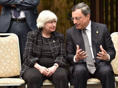 Janet Yellen con Mario Draghi en una reuni&oacute;n del G7