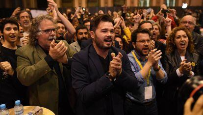 Miembros de ERC celebran los resultados de las elecciones del 28A en Barcelona.
