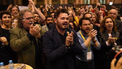 Desde la izquierda, Joan Tardá, Gabriel Rufián y Pere Aragonès celebran los resultados de las elecciones del 28-A en Barcelona.