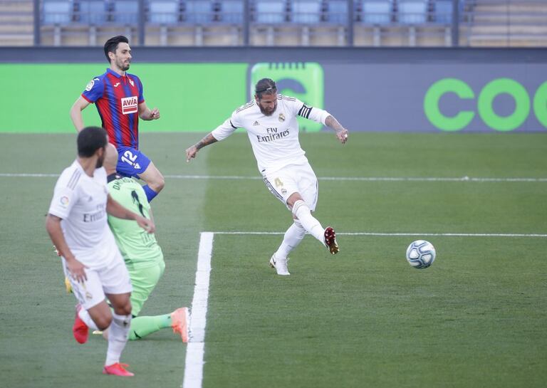Sergio Ramos marca un gol esta temporada al Eibar.