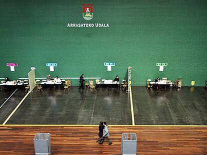 Mesas electorales en el polideportivo de Mondragón.