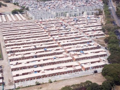Vista aérea de casas de interés social en en Buga, Valle del Cauca, en marzo de 2024.