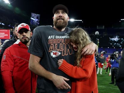 Travis Kelce y Taylor Swift celebran el pase de los Kansas City Chiefs a la final de la liga de fútbol estadounidense, la Super Bowl, el pasado 28 de enero en Baltimore, Maryland.