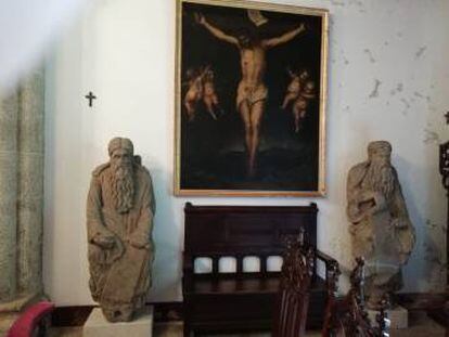 Estatuas de profetas del taller del Maestro Mateo, colocadas ahora en Meirás y reclamadas por vía judicial por el Ayuntamiento.
