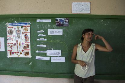 Una voluntaria de la ONG El Libro Volador impartiendo un taller sobre alimentación.