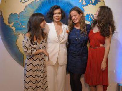 Bianca Jagger, su hija Jade y sus dos nietas: Assisi y Amba.