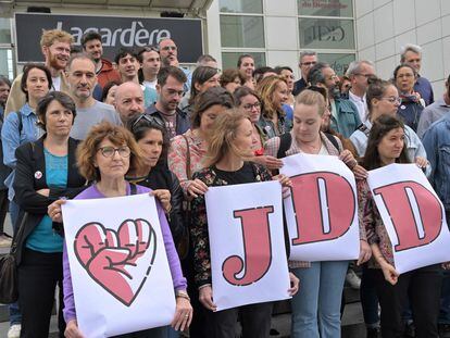 Trabajadores del Journal du Dimanche (JDD) se manifiestan en el exterior del edificio de la Redacción el 5 de julio.