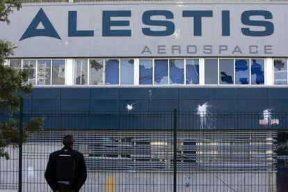 Fachada de la planta de Alestis con varios cristales rotos tras una de las protestas de los trabajadores el pasado mayo. 