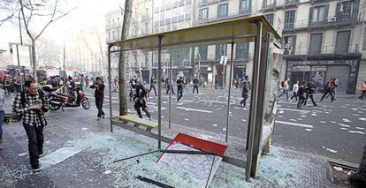 Marquesina de una parada de autob&uacute;s de la ronda de Sant Pere en Barcelona destrozada ayer por un grupo de violentos.