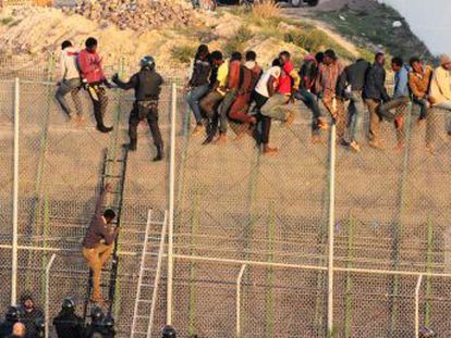El recurso de la Abogacía del Estado ante el Tribunal de Derechos Humanos reproduce argumentos del Ejecutivo de Rajoy para justificar la expulsión express en Melilla de dos inmigrantes