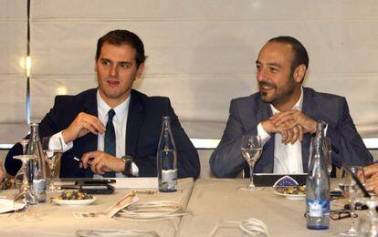 El l&iacute;der de Ciutadans, Albert Rivera, y el n&uacute;mero 2, Jordi Ca&ntilde;as, durante la reuni&oacute;n de la ejecutiva celebrada esta ma&ntilde;ana en Barcelona.